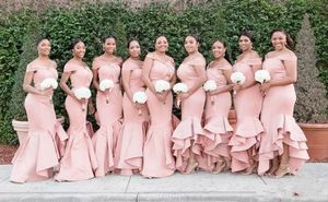 Ny Long Blush Pink Mermaid Bridesmaid Dresses Off Shoulder Satin Cascading Ruffles Wedding Gästklänning Plus Size Maid of Honor -klänningar 0424