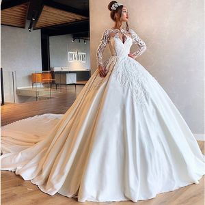 2020 Eleganckie suknie ślubne Klejnot Neck 3D Appliqued Zroszony Długie Rękawy Satin Suknia Bridal Ruffled Sweep Pociąg Custom Made Robes de Mariée