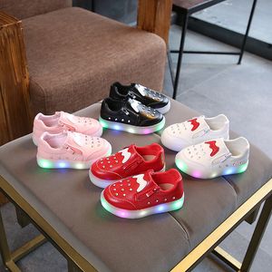 Vendite calde scarpe da tennis per bambini alla moda bambini carini scarpe casual per bambini con illuminazione a LED Scarpe da ginnastica per bambini adorabili e incandescenti