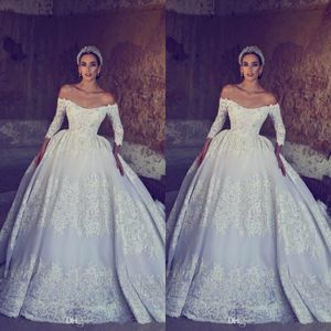 Off Shoulder Lace Ball Gown Bröllopsklänningar sa Mhamad 2019 Beaded Sequined 1/2 Långärmad Court Train Formell Bridal Gown Bröllopsklänning