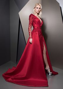 Red Ziad Nakad Zroszony Suknie wieczorowe Głębokie V Neck Linia Długie Rękawy Side Split Prom Suknie Sweep Pociąg Satynowa Sukienka Formalna