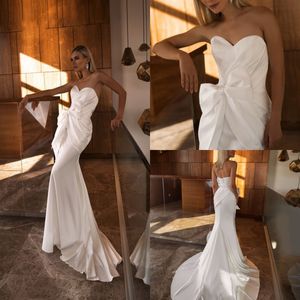 2020 Eleganckie Suknie Ślubne Mermaid Bez Ramiączek Bez Ramiączek Ręki Ruched Lace Up Satin Wedding Dress Dress Train Suknie ślubne