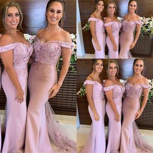 Nya billiga afrikanska rosa brudtärna klänningar sjöjungfru av axel spetsar applikationer blommor lång golvlängd för bröllop gästklänning party klänningar 403