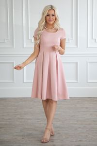 2019 Blushing Pink Crepe Short Modest Bridesmaid Dresses With Cap Sleeves Knee Length A-line Country Modest Maids of Honor Dress