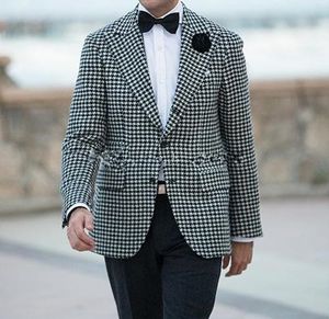 새로운 스타일 두 개의 버튼 Houndstooth 웨딩 신랑 턱시도 피크 옷깃 Groomsmen 남성 복장 댄스 파티 재킷 (자켓 + 바지 + 타이) 136