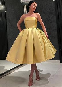 Guld kort prom klänningar strapless te längd enkla formella festklänningar en linje puffy satin plus storlek arabiska kvällsklänning för kvinnor