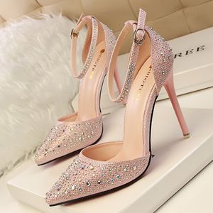 Rhinestone Heels Mary Jane Skor Pekade Toe Högklackat Pumpar Kvinnor Skor Bröllop Skor Brud Fetisch Högklackat Zapatos de Mujer Tacones