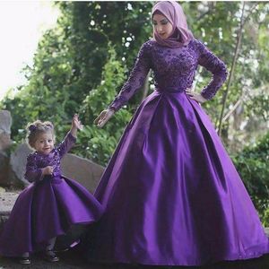 Adorável Roxo muçulmana Mãe Filha Vestidos para festa de aniversário mangas compridas Floral Lace frisada Hi Low Meninas Littler Pageant vestido da menina flor