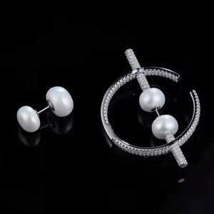 Cristallo di moda- Donne Sterling argento rodiato completa zircone pavimenta grande rotonda C orecchini a cerchio Big asimmetrica orecchino di perla naturale