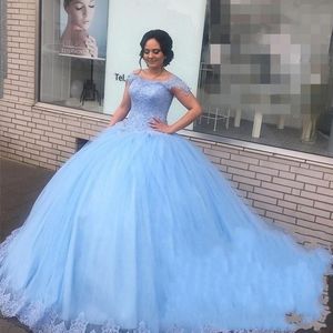 新しいライトブルーレースの甘い16のQuinceaneraのドレスボールガウンオフショルダービーズプフィーチュールマスカレードvestidos 15 Anos Birthday Prod Dresses