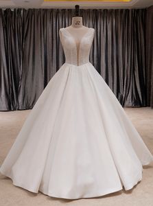 Glorious Ball Gown Bröllopsklänningar Full av Beading på topppartiet Sweep Train Bridal Gowns Saudiarabien