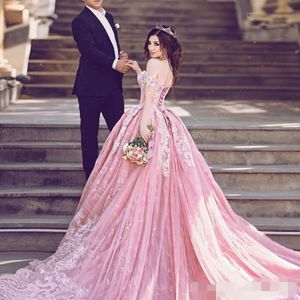 Spets quinceanera rosa klänningar kapell tåg elegant från axeln appliced ​​tyll skräddarsydd söt födelsedagsfest prinsessa klänning