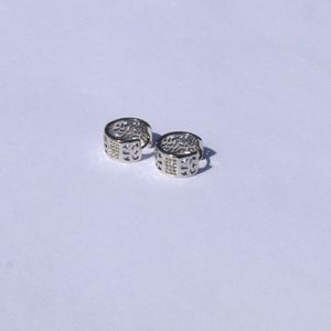 Classic 18 KT белый Сплошной тонкий позолоченный микропроставщик CZ Crystal Petite Huegie Huoot серьги