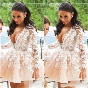 2020 Sexy Champagne Koktajl Suknie Głębokie V Neck Koronki 3D Kwiaty Długie Rękawy Krótka Mini Ball Suknia Celebrity Prom Party Homecoming Suknie