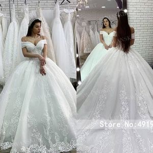 Luxury Ball Gown Bröllopsklänning 2020 Prinsessan Swanskhirt Appliques Beaded Lace Up Ball Gown Chapel Train Bridal Gown Vestido de Noiva
