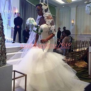 Vacker spets plus storlek Afrikanska bröllopsklänningar Applique Sweetheart Tulle Arabiska Vestido de Novia Bridal Gown Custom Tiered Bride Dress