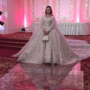Sparkly Lace Ball Gown Wedding Dresses Luxury Crystal Beaded Puffy Dubai Arabiska Bröllopklänningar Långärmad Plus Size Bröllopsklänning Anpassning