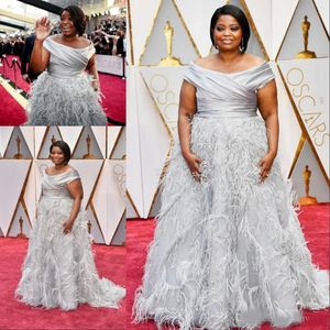 89esimo Oscar Plus Size Abiti da ballo in argento con spalle scoperte Abiti da sera con strascico in piume di lusso