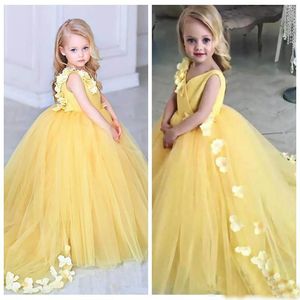 Gul Ball Gown Girls Pagant Klänning 2019 Nya Underbara Handgjorda Blommor Golvlängd Tjejer Party Gowns För Bröllop Anpassad Storlek