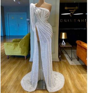 2020 Vintage White One Shoulder Prom Dresses Sexig backless paljetterade sjöjungfru aftonklänning Arabisk hög sida delad formell patry klänning243n
