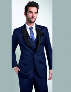 Classic Design Navy Blue Groom Tuxedos Black Peak Lapel One Button Groomsmen Mens Bröllopsklänning Utmärkt Man Suit (Jacka + Byxor + Vest + Tie) 377