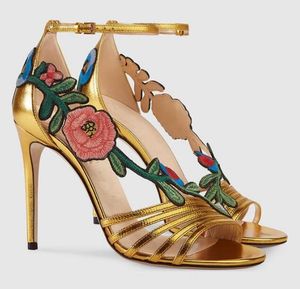 Женщина Top Mash Design Brand Open Toe Flowers украшены Stiletto Gold Black Antrap High Heel Sandal