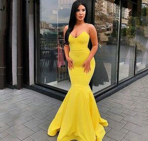 Seksowna Prosta Żółta Mermaid Prom Dresses Bez Ramiączek Sweetheart Backless Bez Rękawów Długa Długa Wieczorowa Dnia Arab Panie Formalne Nosić Custom