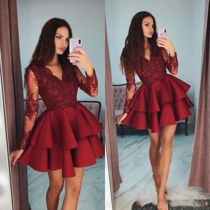 2020 Ucuz Koyu Kırmızı Kısa Mini Mezuniyet Elbiseleri V Boyun Uzun Kollu Boncuk Saten Dantel Aplikler Artı Boyutu Katmanlı Parti Elbise Kokteyl Törenlerinde