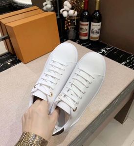 Дизайнер Luxury Повседневная обувь Кожа женщин Мода белый кожаные удобные ботинки Flat вскользь тапки металла письмо знак Daily Беговая C