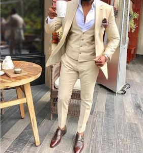 Beige Groom Tuxedos Wedding Garnitury Groomsmen Mężczyźni dla młodych Człowiek Pr Pomiar Dzień Zaręczyny Partia Bluiness Work (Kurtka + Spodnie + Kamizelka) Custom Made Plus Size
