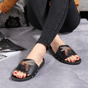 Hot Sale-Koovan Män Kvinnor Slipper 2017 Sommar Nya Par Coola Tofflor Tryckt Bee Word Beach Casual Fashion Men Inomhusskor