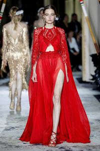 Red A Line Prom Dresses Jewel Neck z długim rękawem Side Podziałe Koraliki Aplikacje Tulle Party Suknie Sweep Pociąg Suknia