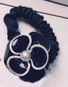 5X4.5 CM Moda in bianco e nero acrilico testa di fiore corda elastici anello per capelli tornante per le signore copricapo preferito Accessori per gioielli regali vip