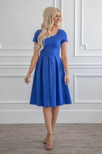 2019 New Royal Blue Crepe Curto Modest Modest Driesmaid Vestidos com Cap Sleeves Knee Comprimento A-Linha Rústica Modest Maids of Honor Dress