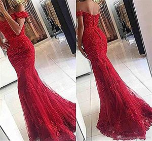 Tanie z koronki na ramię Syrenki Prom Dresses Tulle Koronki Aplikacja Sweep Pociąg Formalne Party Wieczór Druhna Suknie Z Przyciskami