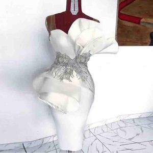 Şaşırtıcı Beyaz Ruffles Mini Kısa Kokteyl Elbiseleri AYDINLATMA Bel Peplum Straplez Kılıf Balo Abiye Giyim Arapça vestidos