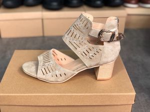 2021 Luxury High Heels Slides Sandaler Suede Mid-Heel Designer Sexig med Crystal Metal Buckle Summer Beach Bröllop Skor Storlek 35-43 NO02