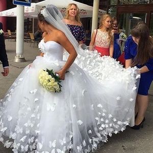 Falla fantastiska 3d blomma applikationer sopa tåg prinsessa tulle bröllopsklänningar älskling dubai arabiska brudklänningar
