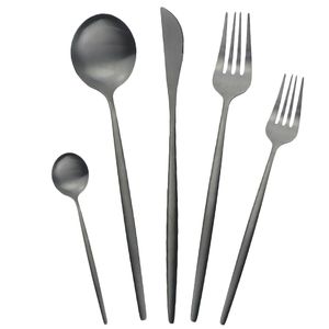 30 sztuk / zestaw Czarny Zestaw obiadowy 304 Zestaw sztućców ze stali nierdzewnej Zestaw noża Spoon Dinner Set Western Matowe Silverware Flatware T200430