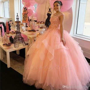 Princess Peach Ball Gown Quinceanera DressesスクープネックビーズクリスタルTier Tule Ruched Long Sween Sweet 15ドレスProm Evening Gowns Pageant