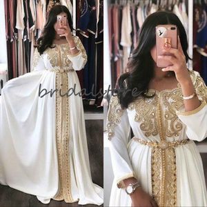 Oszałamiające białe suknie wieczorowe Długie Muzułmańskie Dubaj Arabskie Formalne Suknie Wieczorowe Rękawy Zroszony Długość Piętra Prom Dresses 2020 Szaty De Soirée