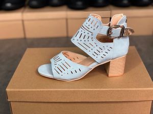 2021 Luxury High Heels Slides Sandaler Suede Mid-Heel Designer Sexig med Crystal Metal Buckle Summer Beach Bröllop Skor Storlek 35-43 No18