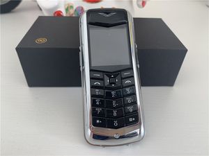 Olåst lyx gammal läder signatur v8 telefoner dual sim kort mobiltelefon metall kropp mp3 kamera Bluetooth klassisk 8800 cellphone