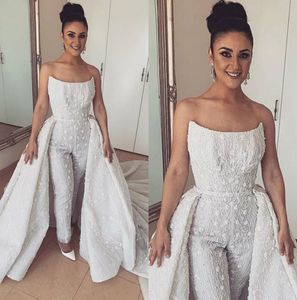 Wunderschöne Spitzen-Overall-Brautkleider mit Überrock, trägerlose, rückenfreie Brautkleider, applizierte Plus-Size-Dubai-Araber-Hochzeitskleid nach Maß