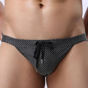 2019 Sexig mans badstammar Låg midja Simmagar Badkläder Boxare Hot Sälj Smältning Badkläder Mens Thong Men's Underwear