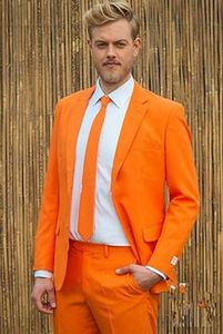オレンジ色の男性の結婚式のタキシードのノッチラペル2ボタングルームタキシード人気の男性ブレザー2ピーススーツPROM /ディナージャケット（ジャケット+パンツ+ネクタイ）1617