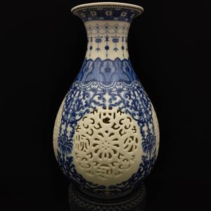 Chinesische weiß-blaue Porzellan-handbemalte hohle geschnitzte Vase S439