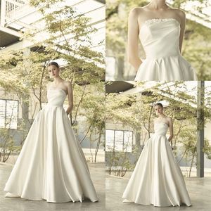 2020シンプルな寛大な結婚式のドレスAラインサテンのアップリケストラップレスRuched Court Train Bridal Dressノースリーブカスタムメイドローブデマリエ