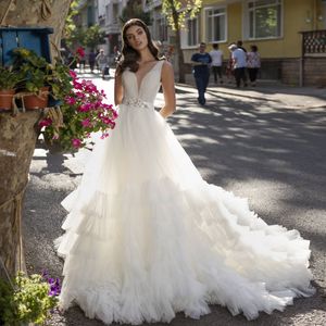 Graciös Sheer Deep V Neck Bröllopsklänningar En linje Ruffled Tiered Bridal Gowns Court Train Tulle Pleated Robe de Mariée