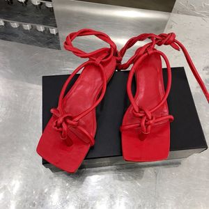 2020 Ny mode och hög kvalitet i kvinnors sandaler Högkvalitativa lågklacken European Station Mode Hot Styles, skicka med originallåda 35-41